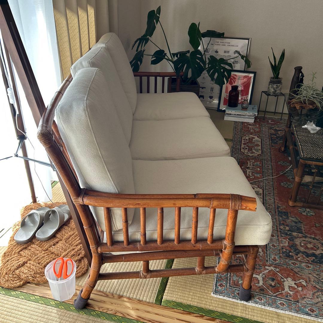 ラタンソファ　クッション付き　多少汚れあり　馬場クリーム色の2人掛けソファ