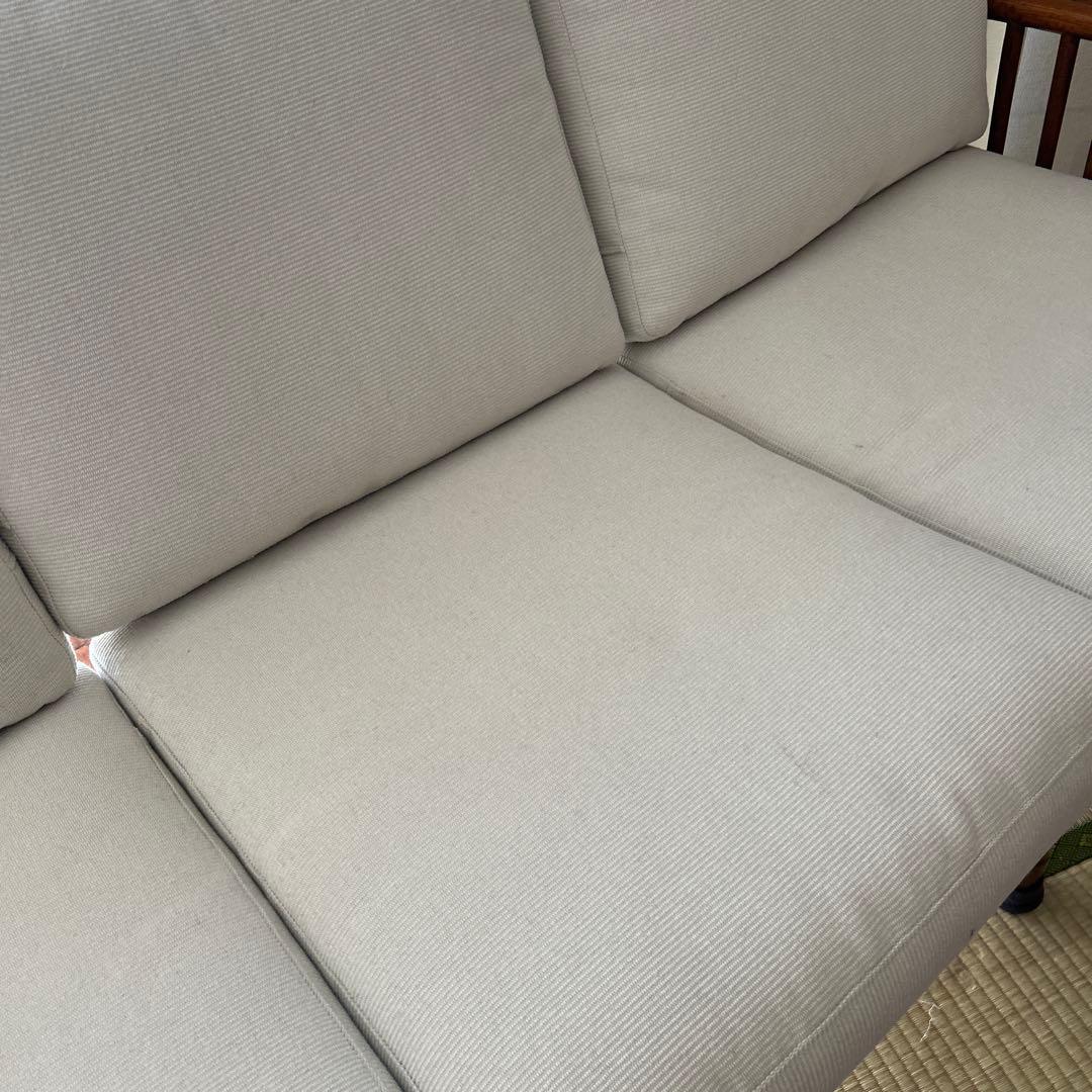 ラタンソファ　クッション付き　多少汚れあり　馬場クリーム色の2人掛けソファ