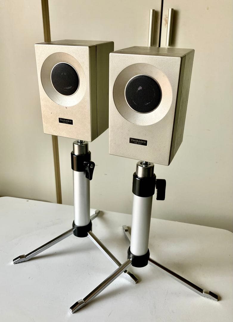 Technics SB-F01 マイクロスピーカー シルバー。スタンド付き。