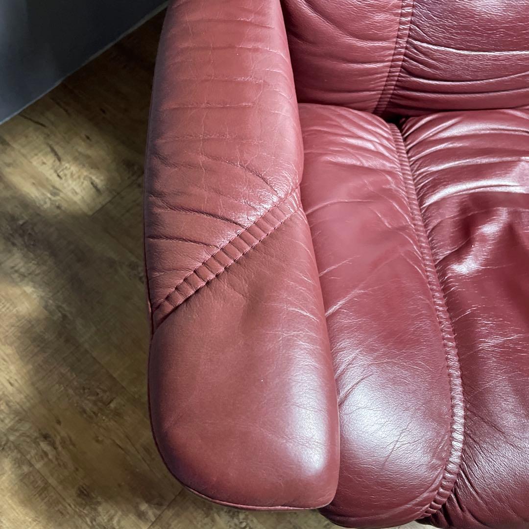 Ekornes 赤いリクライニングチェアとオットマン①