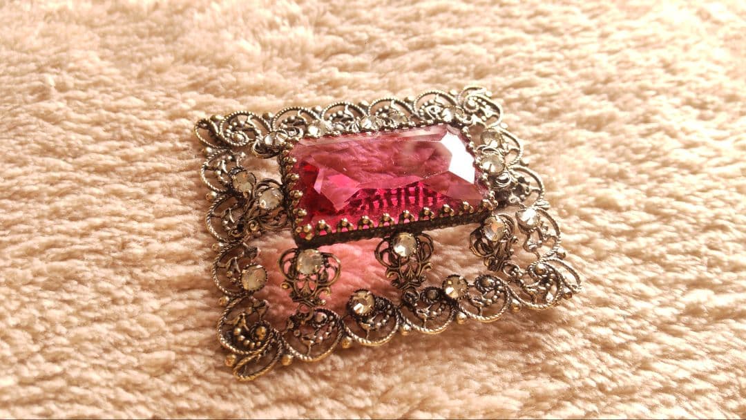 ヴィンテージ イギリス ガラスブローチ ピンク