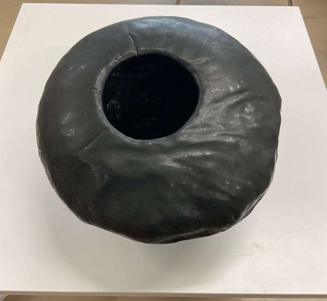 壺(黒)　陶芸作品(植物鉢、盆栽、インテリアなど)　高さ約20cm