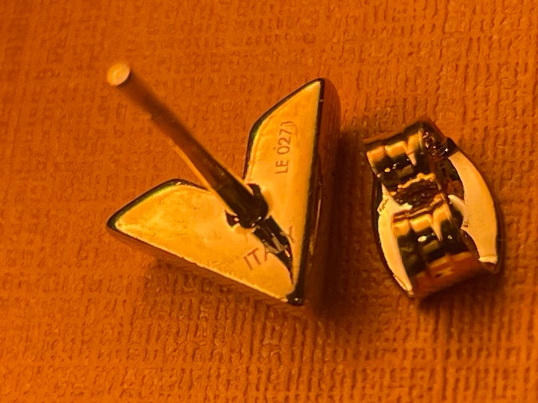 【極美品】Louis Vuitton エセンシャル V スタッドピアス　片耳