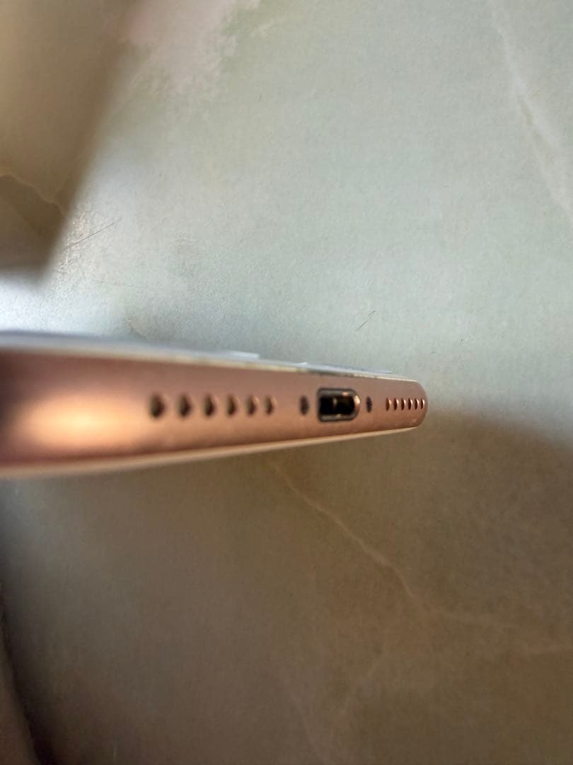 iPhone 8 ゴールド本体SIMフリー64GB