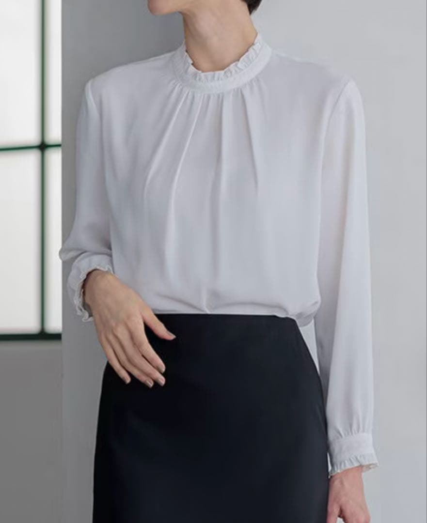 2025年２月購入　23区バックサテンアムンゼン スタンドフリル ブラウス　38