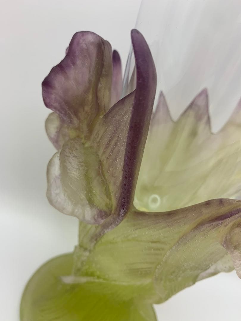 ドームナンシー　ガラス製花瓶 透明・緑・紫 花のデザイン