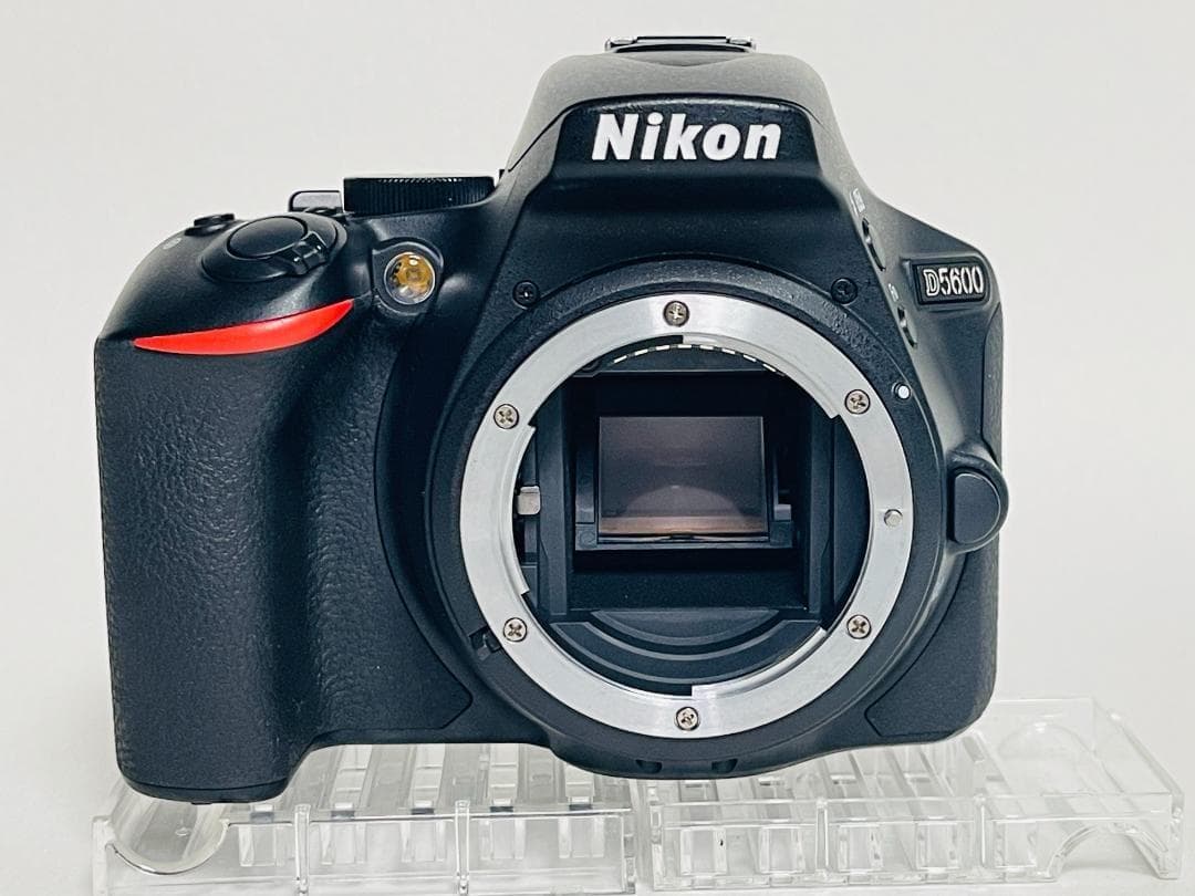 【ショット数2381回/ほぼ新品】Nikon D5600 ☆Wi-Fi内蔵 ☆