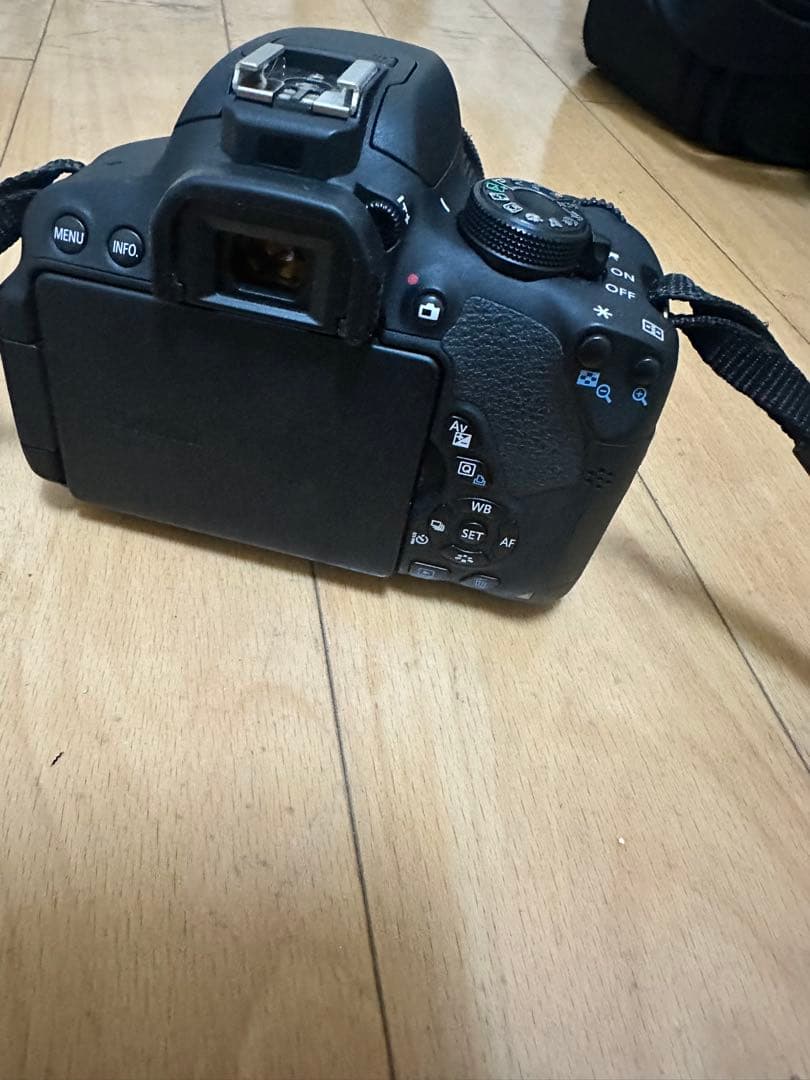 Canon EOS 700D デジタル一眼レフカメラ。バッテリーと充電器付属