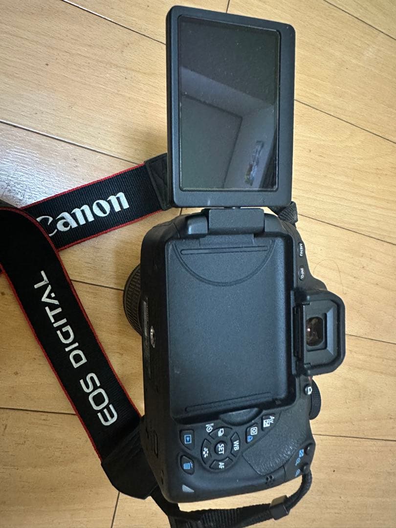 Canon EOS 700D デジタル一眼レフカメラ。バッテリーと充電器付属