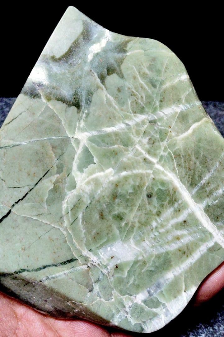 ★翡翠原石★幻の翡翠【秩父軟玉・三沢ヒスイ2面カット663ｇ】