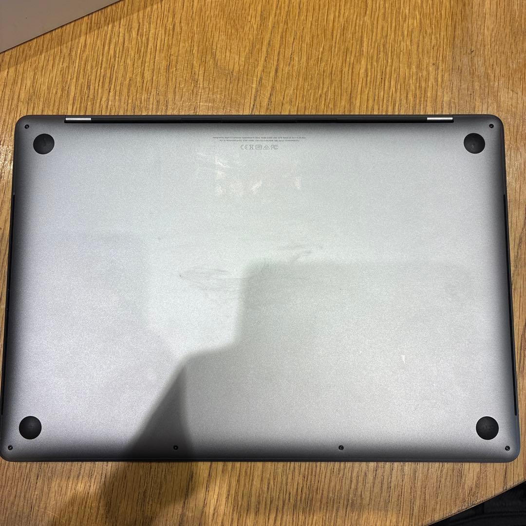 Apple MacBook Pro 2018モデル 15インチ シルバー