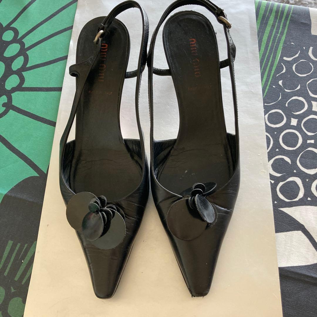 黒いレザーミュール フラワー装飾 ミュウミュウ