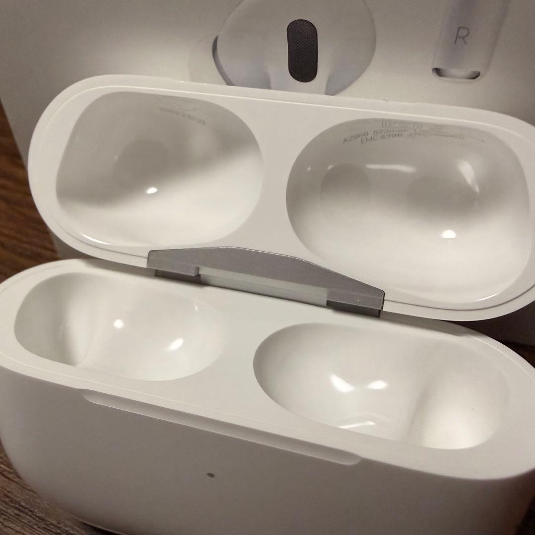 AirPods Pro 2 イヤホン 本体と専用ケース付き