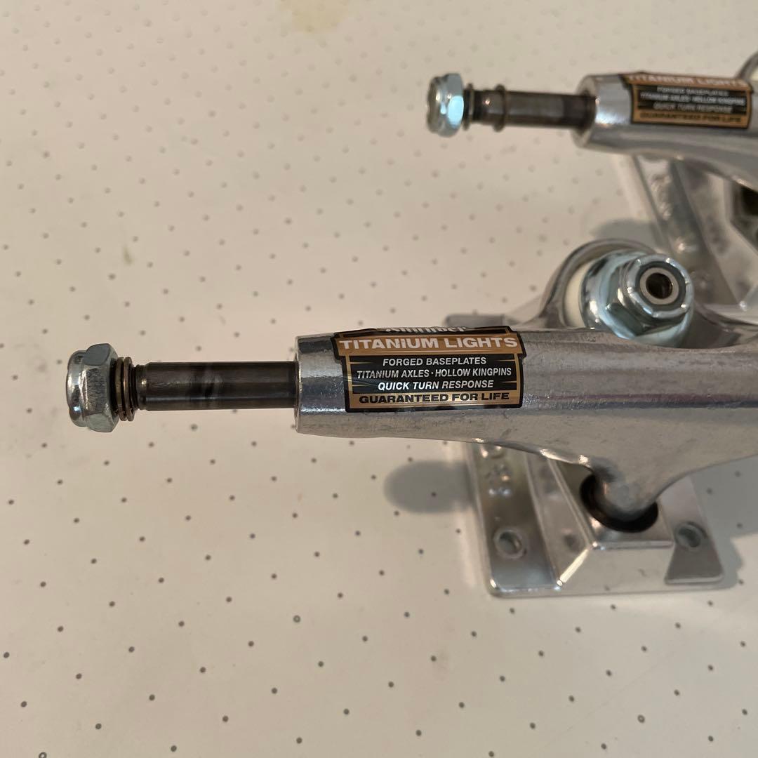 THUNDER スケボートラック TITANIUM LIGHTS 147 チタン