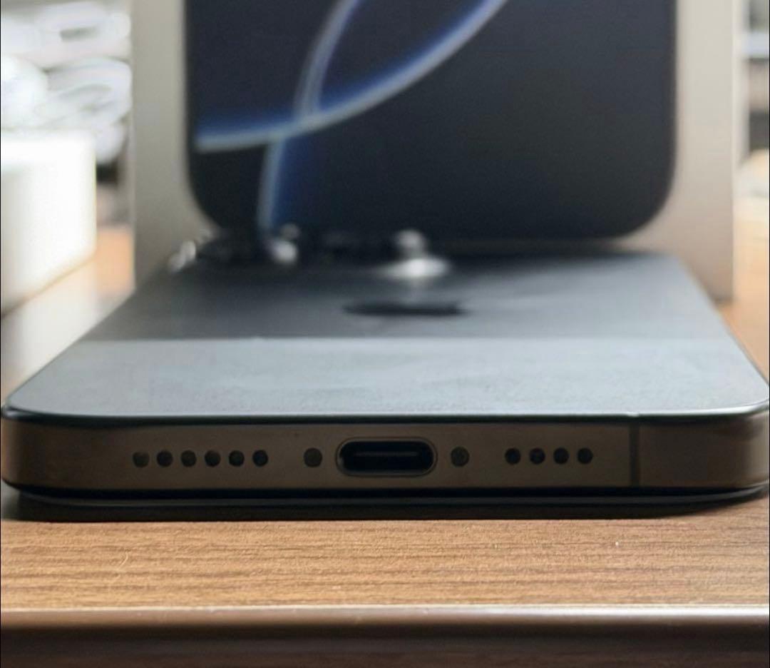 Apple iPhone 16 Pro Max ブラックチタニウム 本体 美品