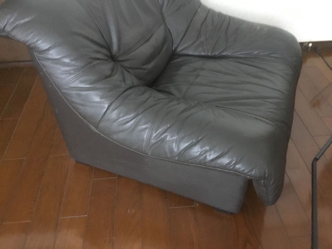 黒のレザーアームレスチェア