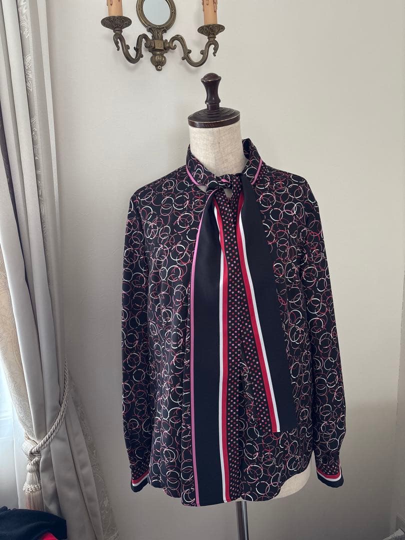 未使用　REGENCE(レジァンス) サークル柄ボウタイ　ブラウス　42