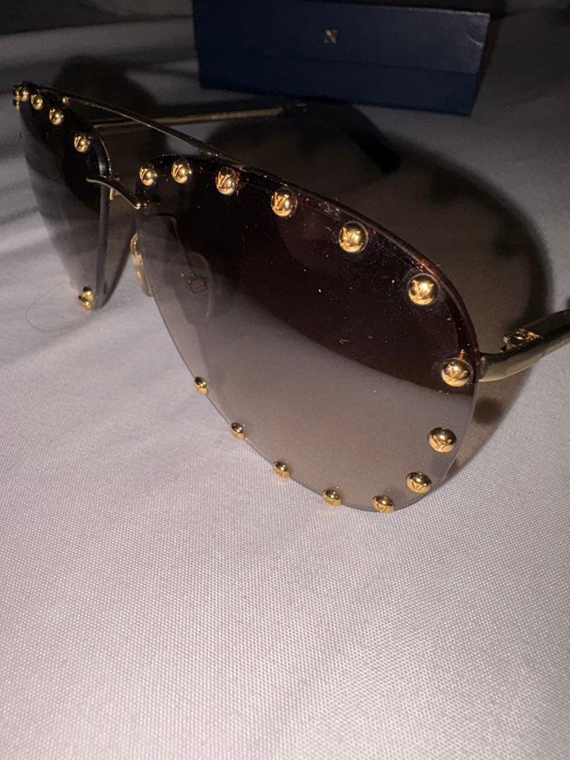 LOUIS VUITTON スタッズ付きティアドロップサングラス
