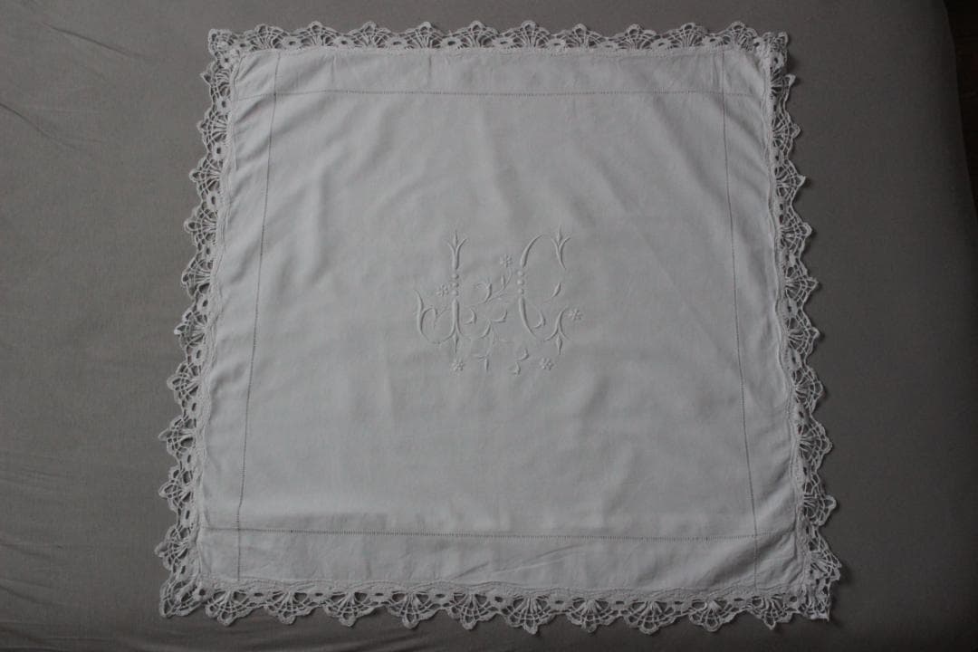 フランスアンティーク・クッションカバー \"J・C\"ドロンワーク/白糸刺繍
