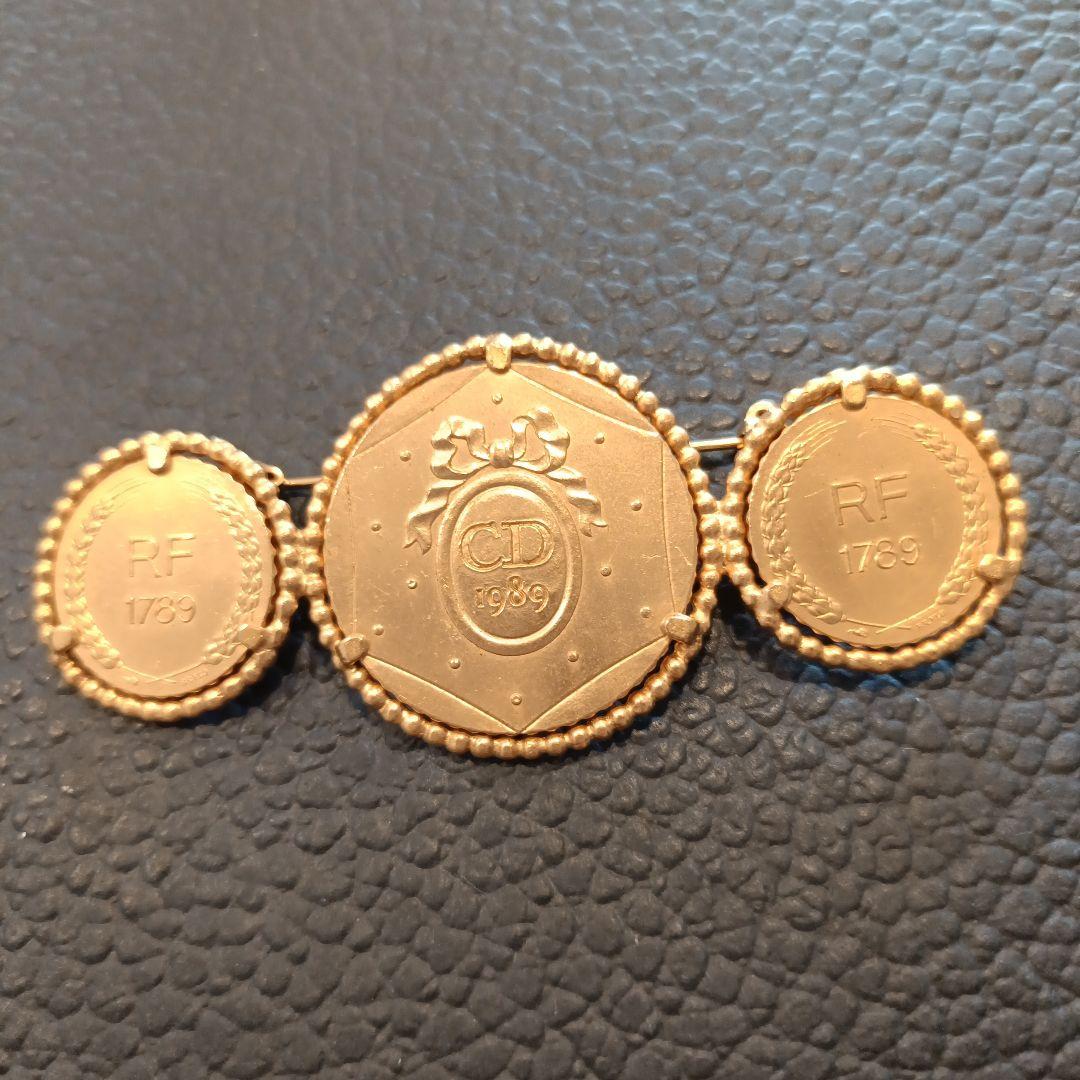 クリスチャンディオール　モチーフ　ブローチ　ゴールド