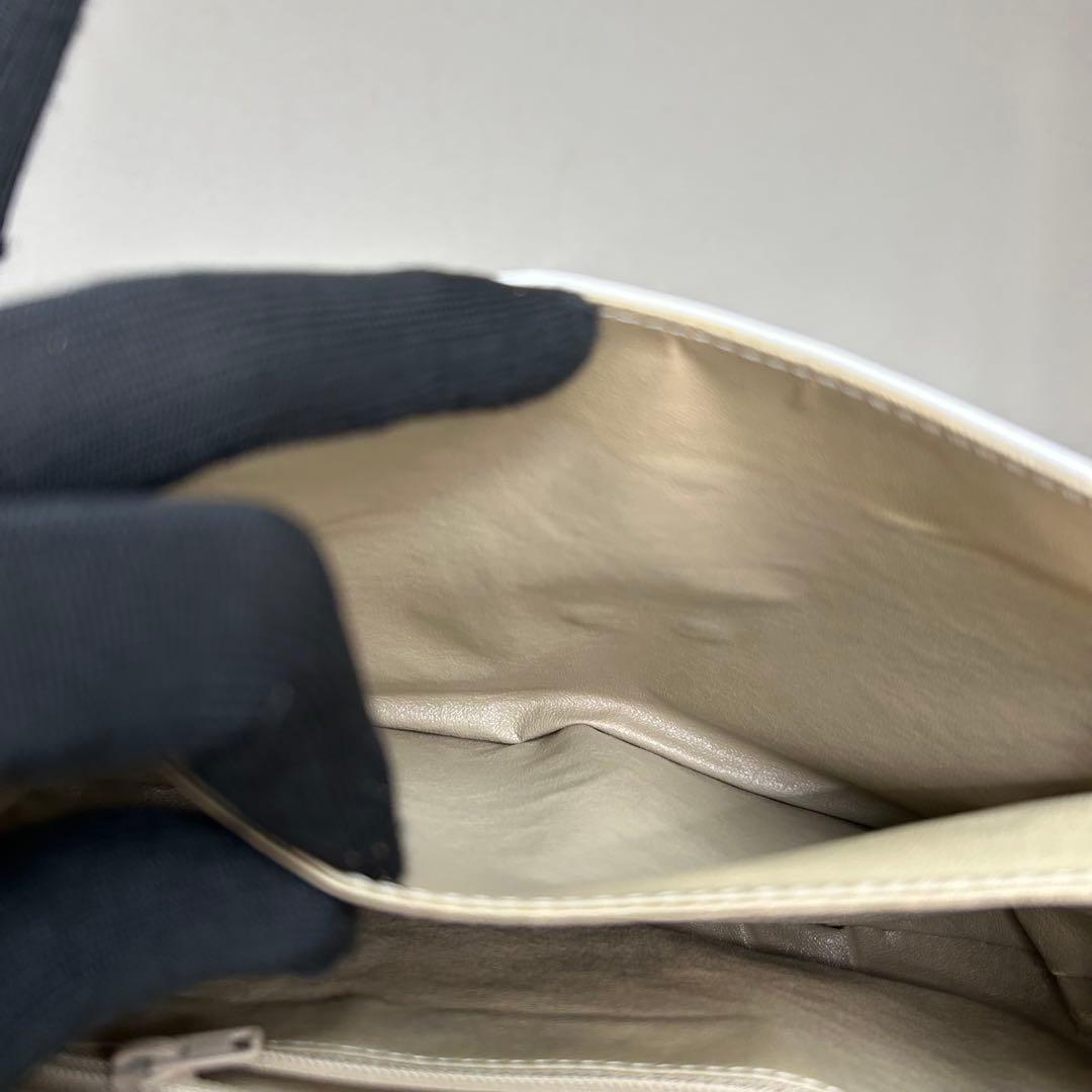 【激レア品】　ロジェヴィヴィエ　ワンショルダーバッグ　レザー　白　ロゴ　肩掛け◎