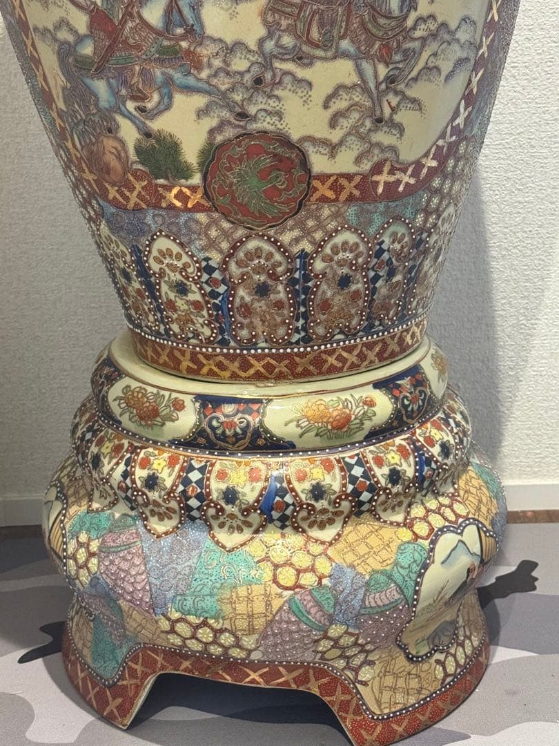 伝統工芸・総手描き古伊万里様式金欄手壺　インテリア装飾用の瓶