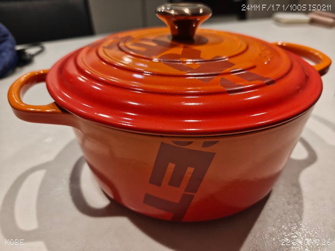 ル・クルーゼ　ビッグロゴ コレクション　シグニチャー ココット・ロンド 22cm