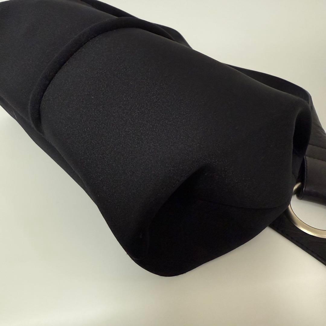 【24時間以内発送】カワカワ　ボディバッグ　WET ハトメ　ブラック