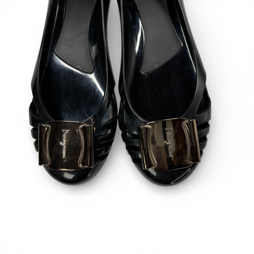 一足あると便利✨ フェラガモ Jelly フラットラバーシューズ 7 24cm