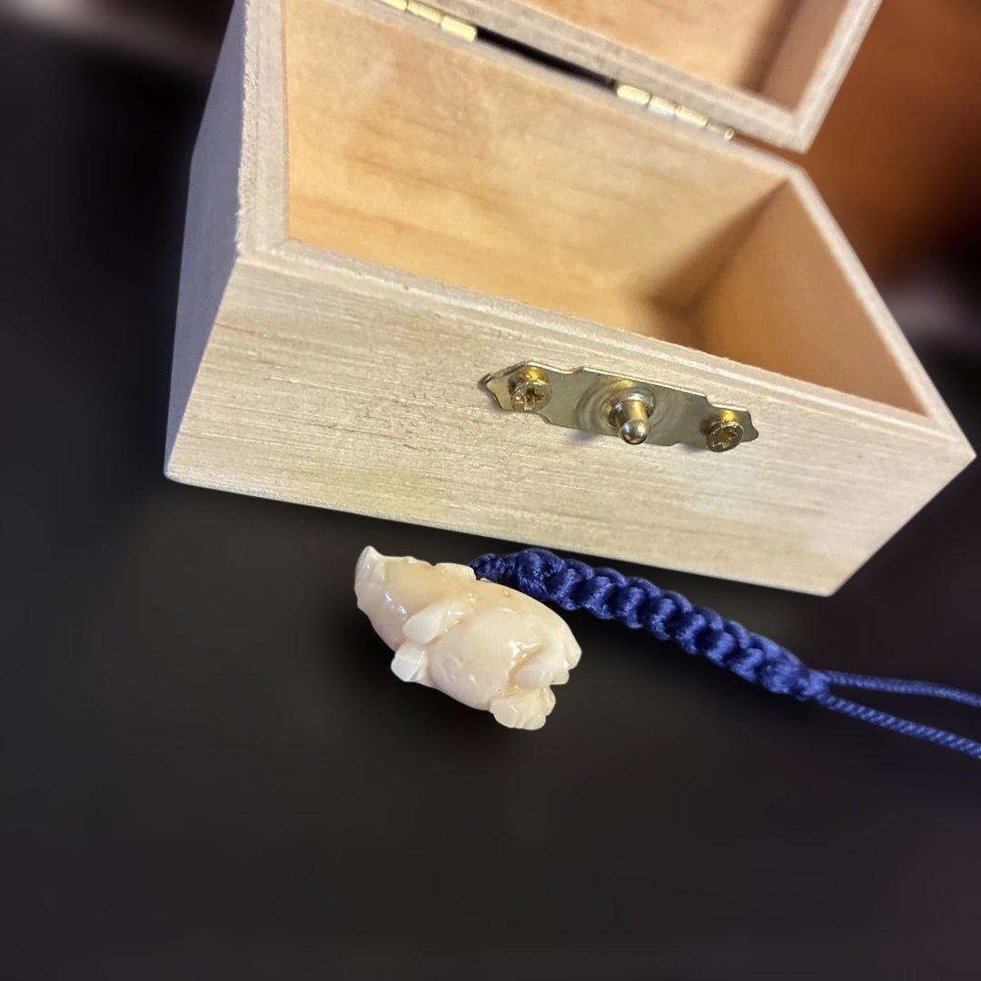【作家物 白全】白珊瑚 根付 猪（亥）彫刻 縁起物　珊瑚　チャーム　ストラップ