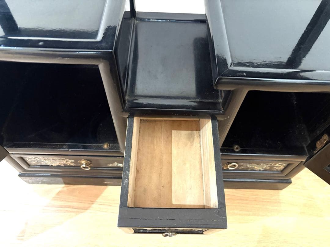 螺鈿細工の飾り棚　黒色　茶箪笥　花鳥の絵柄　段違い　和風　希少