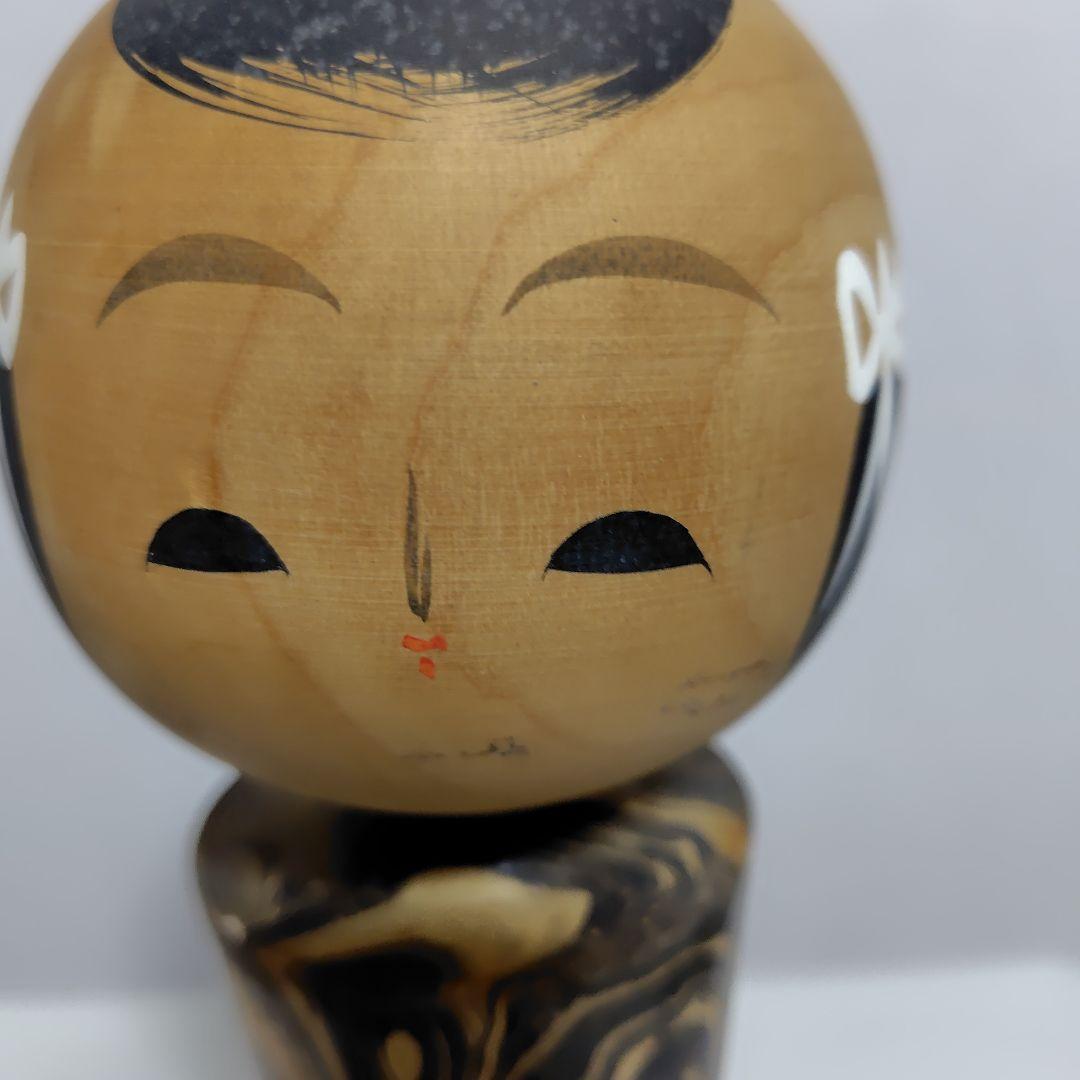 顔が優しい小芥子です。身体の帯が歴史です。