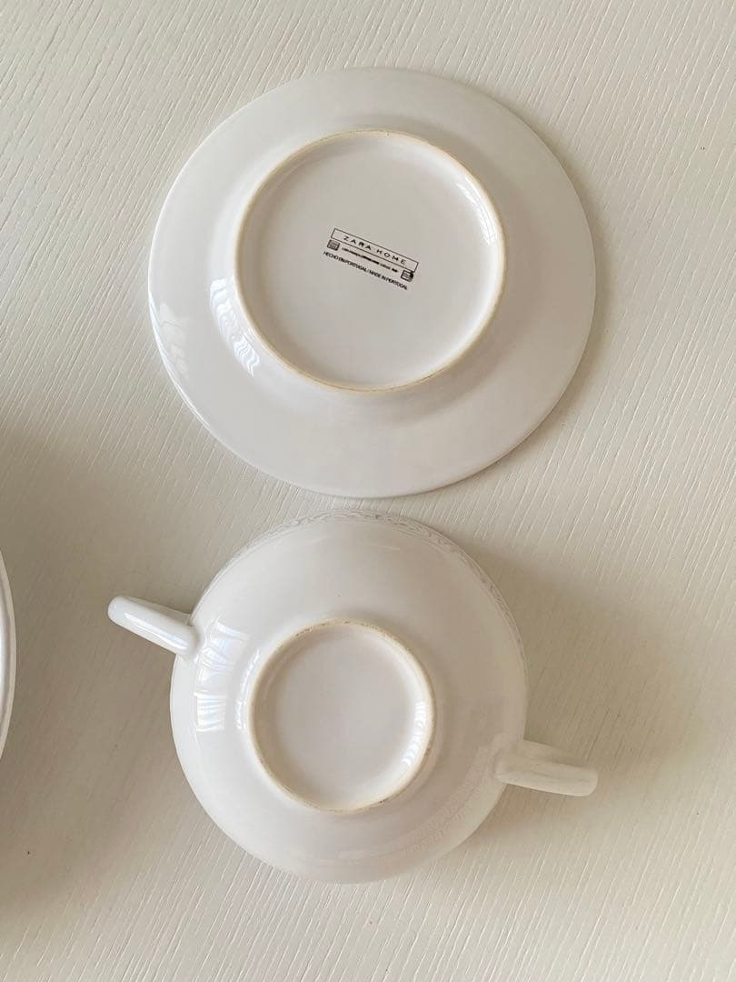 【ZARA 】深皿とカップソーサーの2点セット/白色葉模様の食器セット