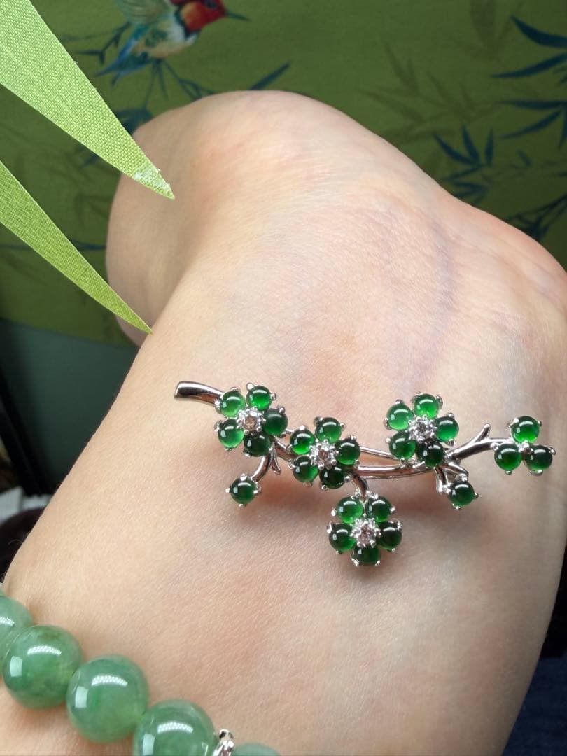 新入荷❣️天然本翡翠　ロウカン質翡翠　上品、華やかい一輪の梅枝ブローチ　鑑定書付き