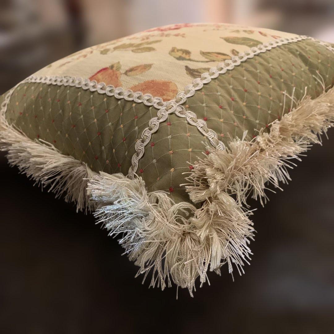 ジェニファーテイラー 花柄刺繍オリーブグリーンクッション ID-259