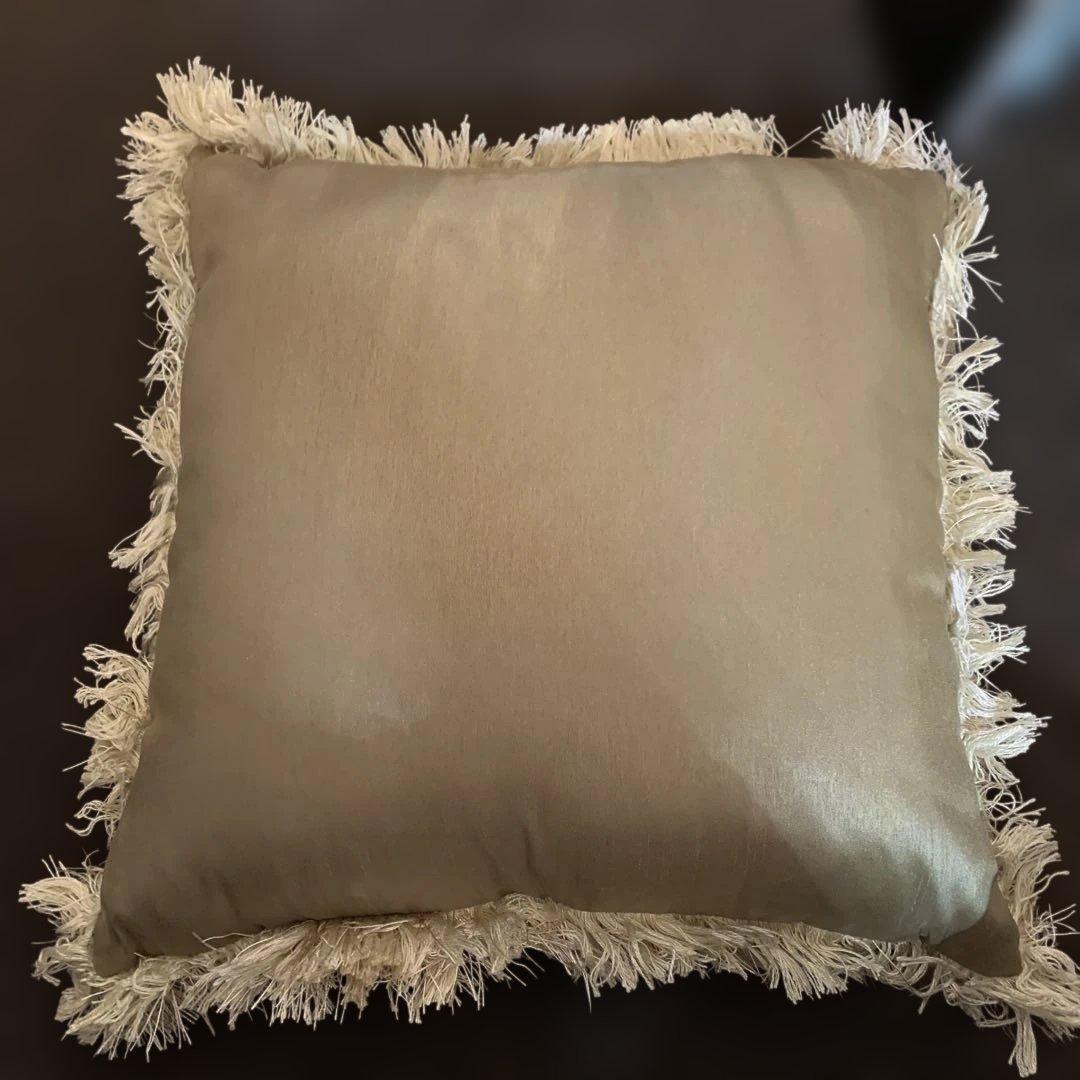 ジェニファーテイラー 花柄刺繍オリーブグリーンクッション ID-259