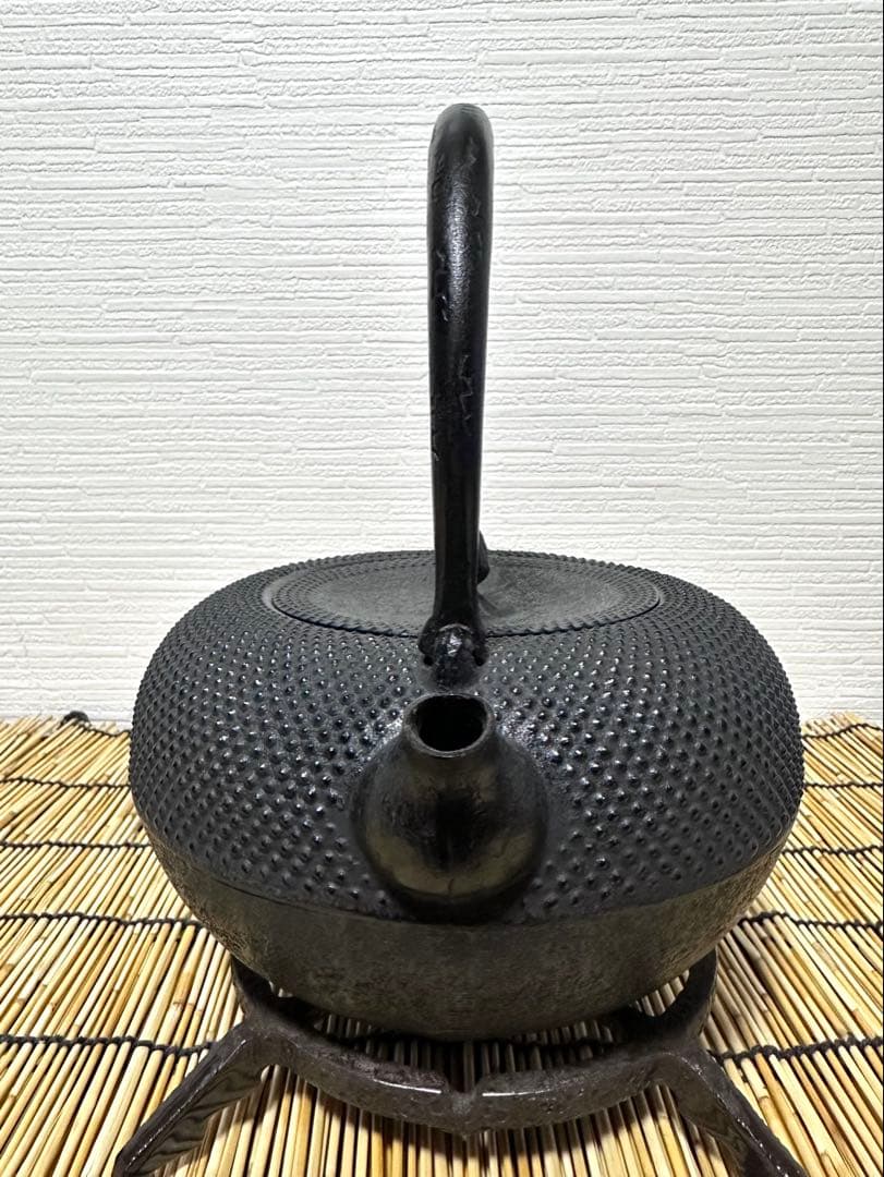 未使用品　南部伝統工芸士 及川寛治作　１８型姥口 アラレ　南部鉄瓶　南部鉄器