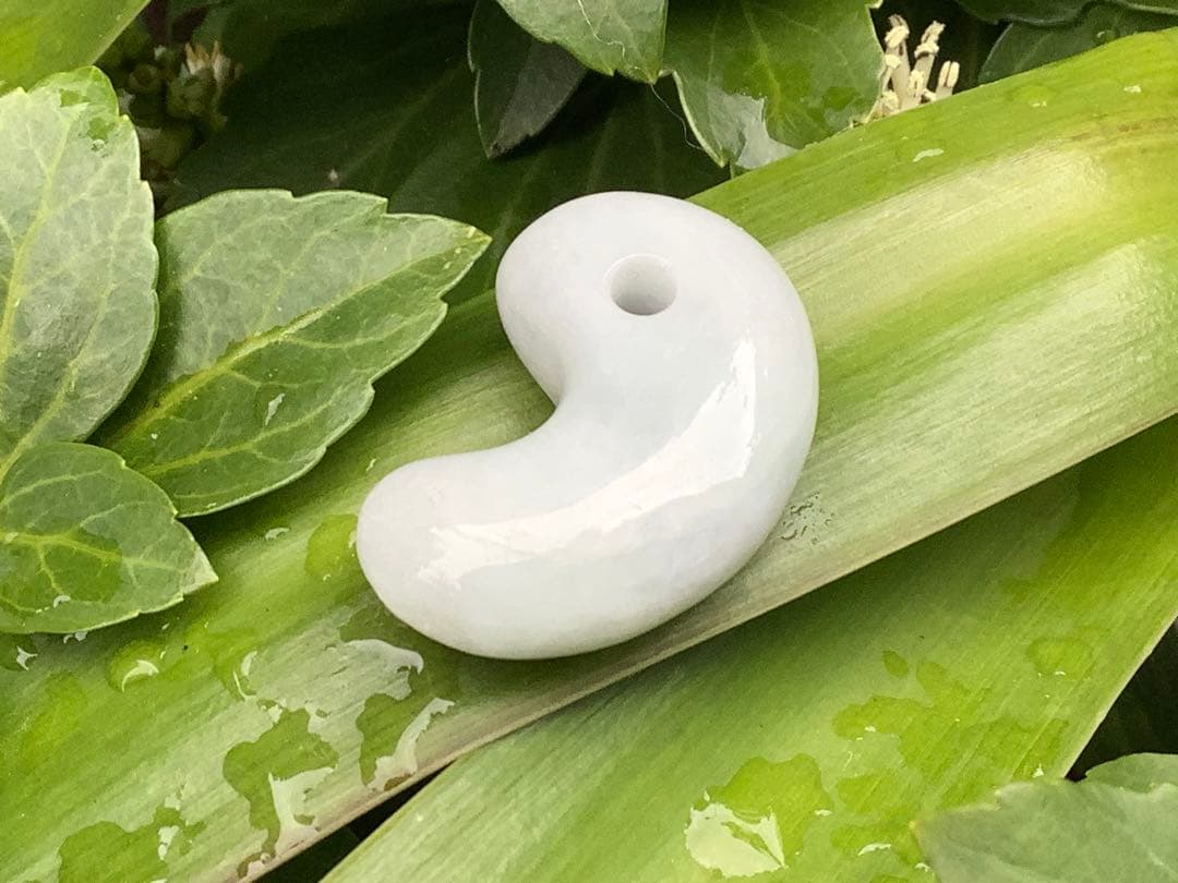 ✳神からの授かり　糸魚川翡翠勾玉　濃いめの白肌　機械鑑定書付の極上品質‼️