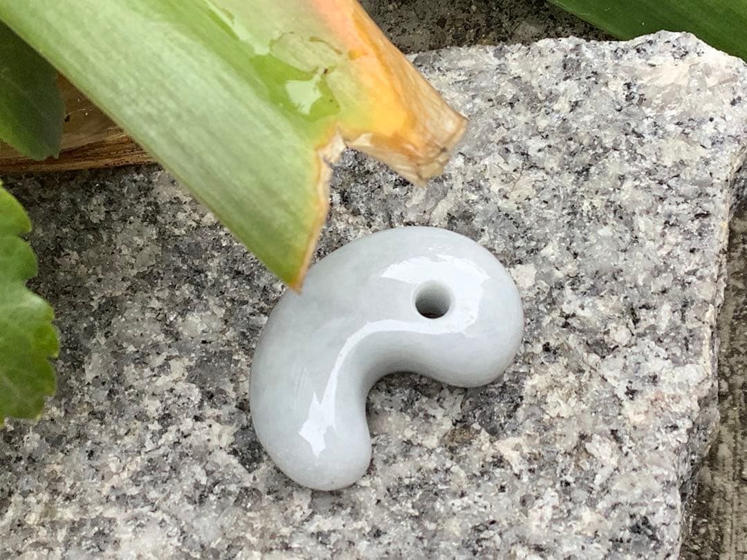 ✳神からの授かり　糸魚川翡翠勾玉　濃いめの白肌　機械鑑定書付の極上品質‼️