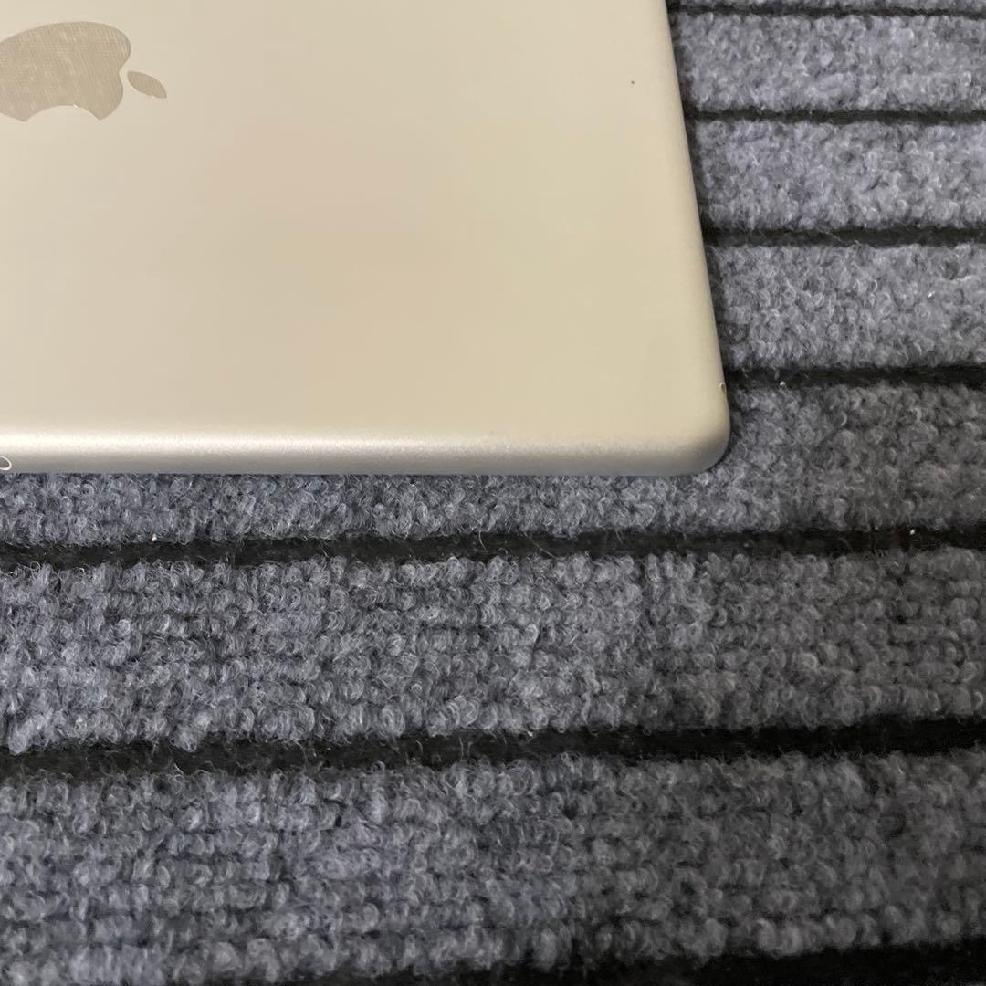 12 iPad 8世代 32GB Wi-Fi シルバー