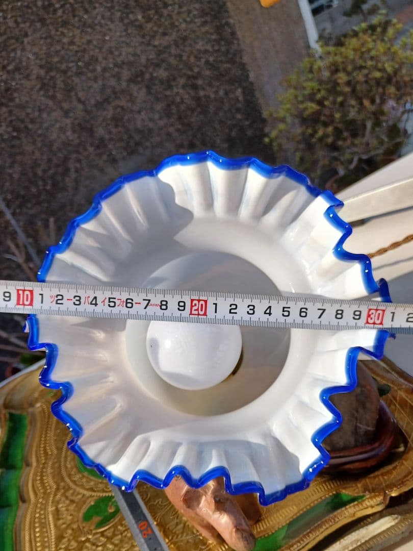 古いフリル色付きミルクホワイトガラスのペンダントライト