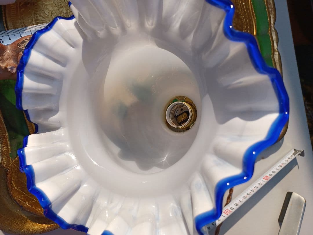 古いフリル色付きミルクホワイトガラスのペンダントライト