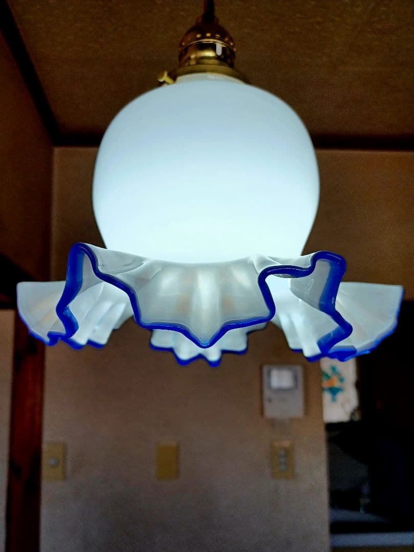 古いフリル色付きミルクホワイトガラスのペンダントライト