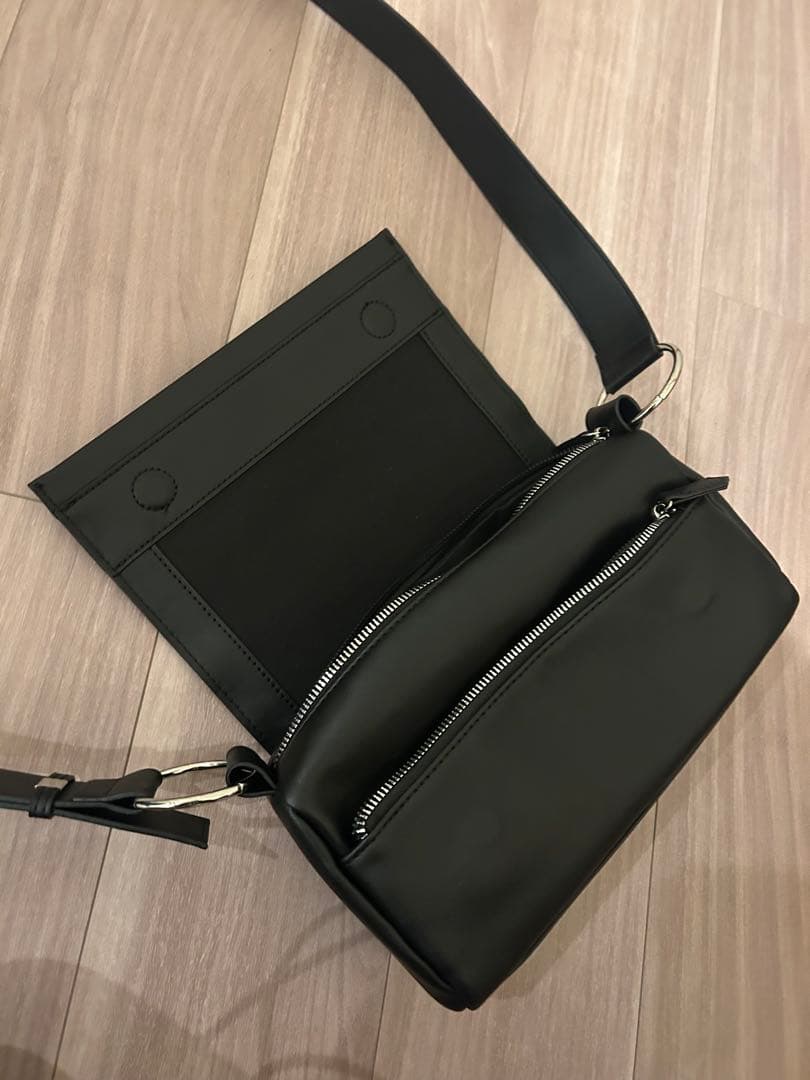 新品！ビアズリー風　 レザーボディバッグ　ブラック