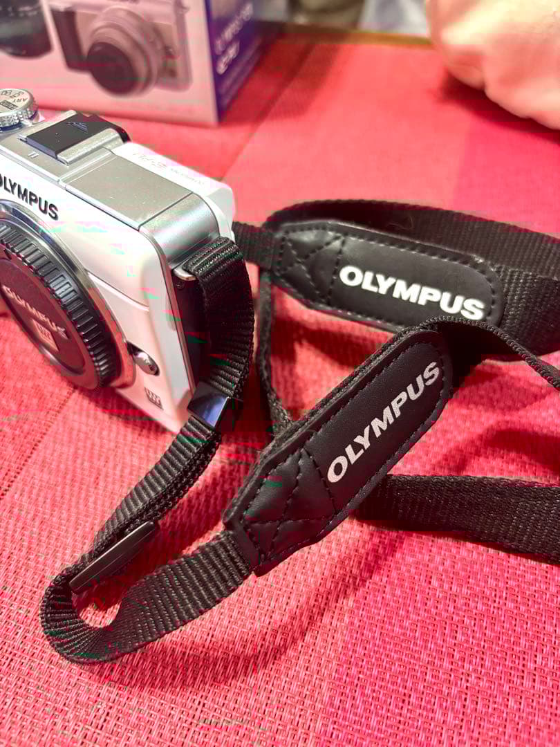 オリンパスPEN E-PL1 ダブルズームキット ホワイト&限定バッグ &3脚