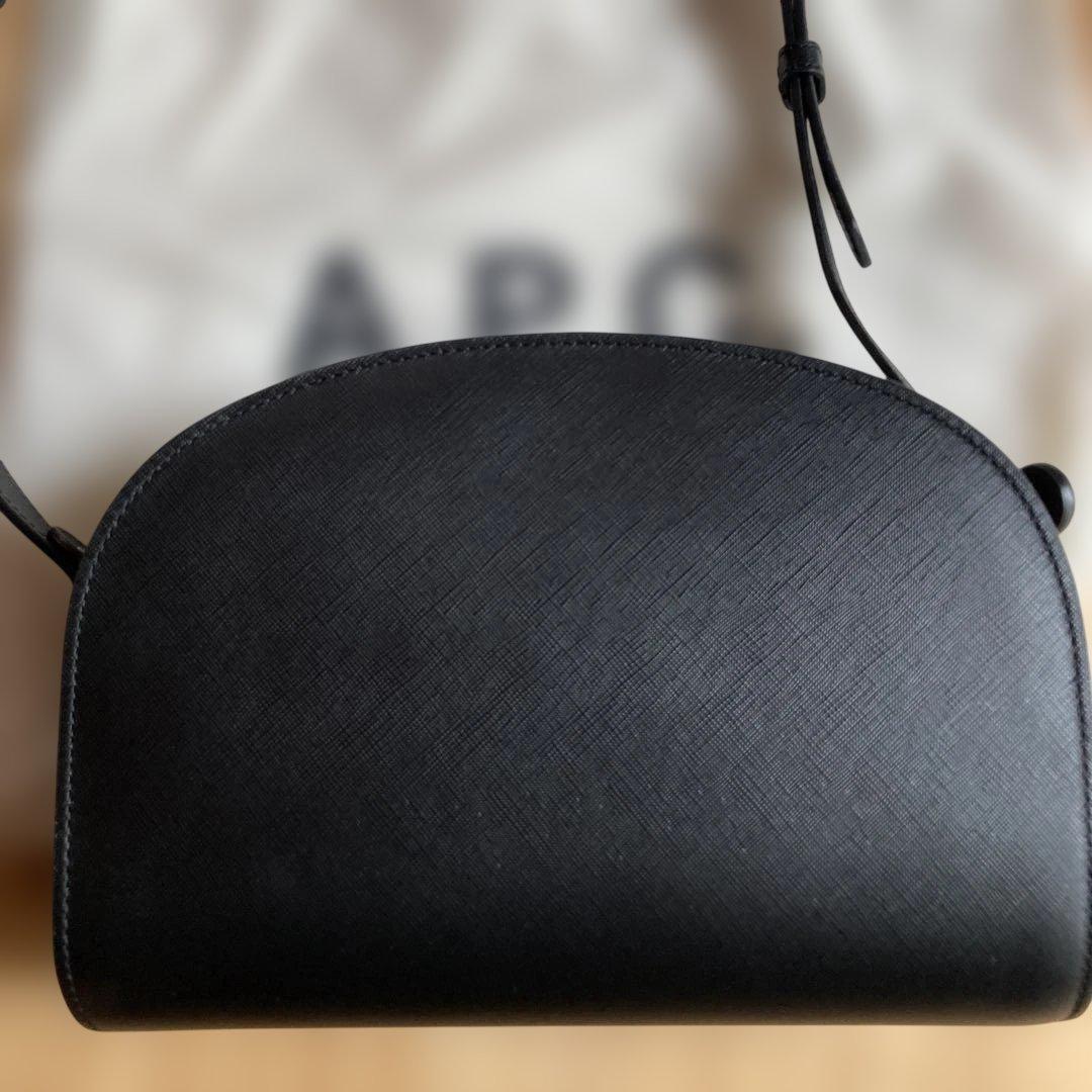 A.P.C. ハーフムーンブラックショルダーバッグ