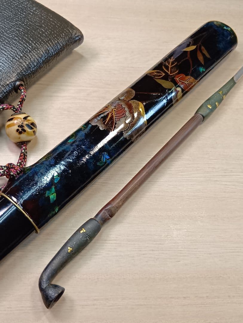 煙草入／蜻蛉前金具／草花図漆蒔絵螺鈿細工