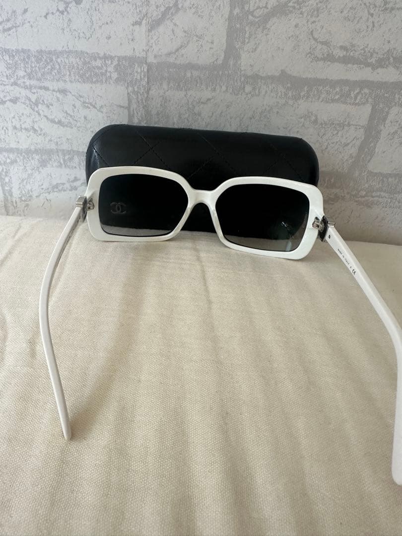 CHANEL サングラス ブラック/ホワイト