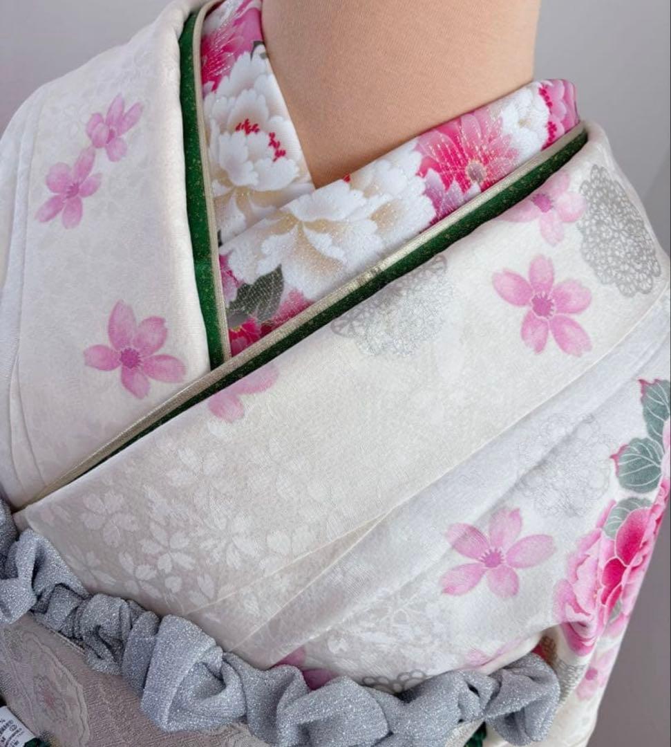 未使用に近い　正絹豪華振袖フルセット　薔薇　花柄　ホワイト　白地　成人式に