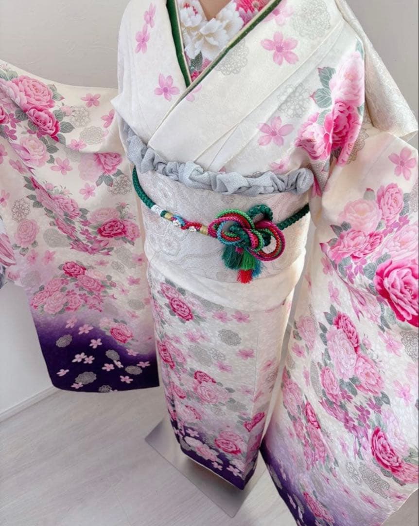 未使用に近い　正絹豪華振袖フルセット　薔薇　花柄　ホワイト　白地　成人式に